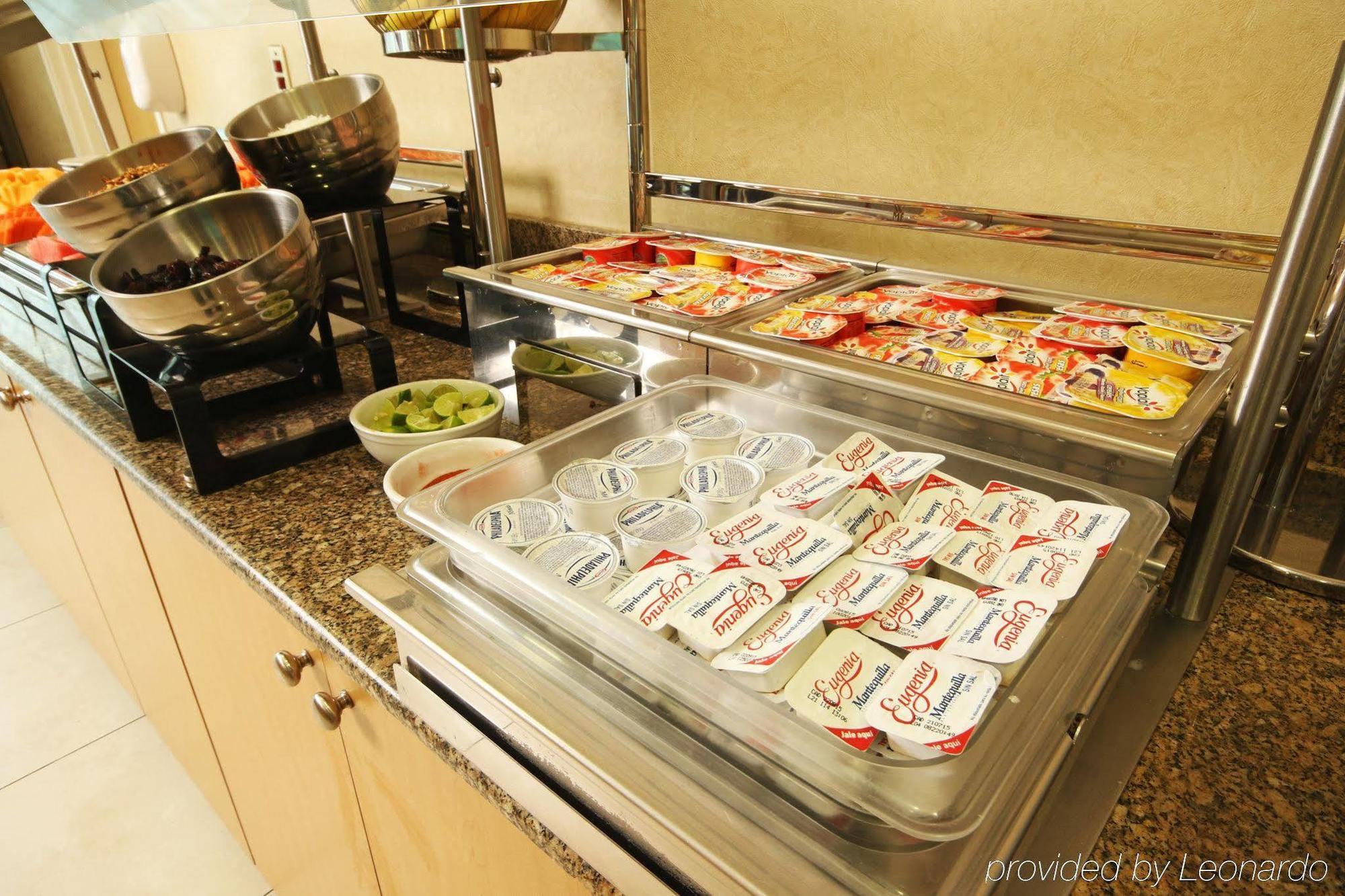 アイステイ ホテル シウダー フアレス シウダー・フアレス エクステリア 写真 A condiment bar at a restaurant