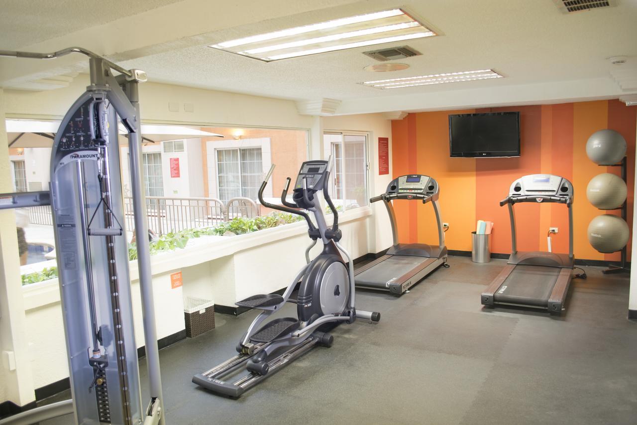 アイステイ ホテル シウダー フアレス シウダー・フアレス エクステリア 写真 A typical gym